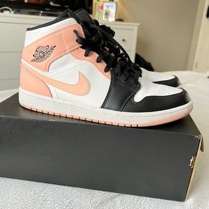Jordan 1 Mid
Arctic Orange Black Toe